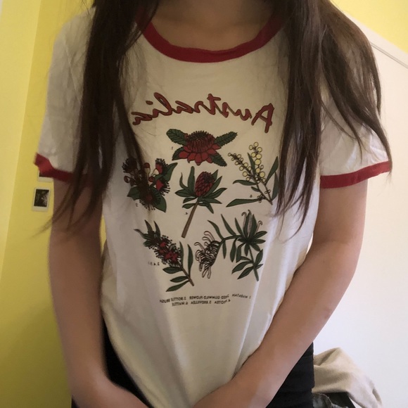 red and white contrast hem t-shirt - Picture 3 of 3